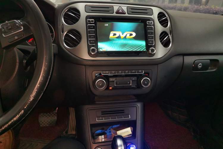 Used Volkswagen Tiguan 2012 2.0 TSI Automatic All-Wheel Drive Elite Edition Audio And AC Panel