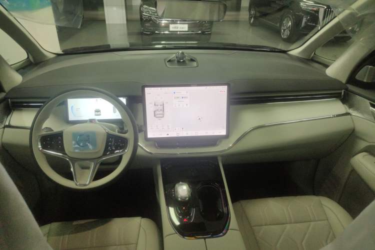 Used Volvo EM90 2025 Ultra Six-Seater Center Console