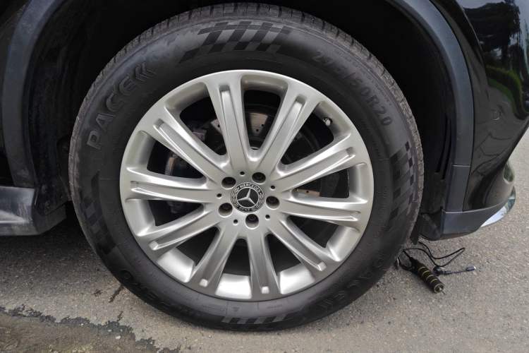 Used Mercedes-Benz GLE 2017 GLE 320 4MATIC Dynamic Model Right Front Wheel Hub