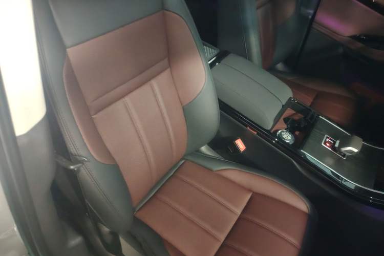 Used Land Rover Range Rover Evoque 2024 Aurora L 249 PS Prestige Light-Chasing Edition
