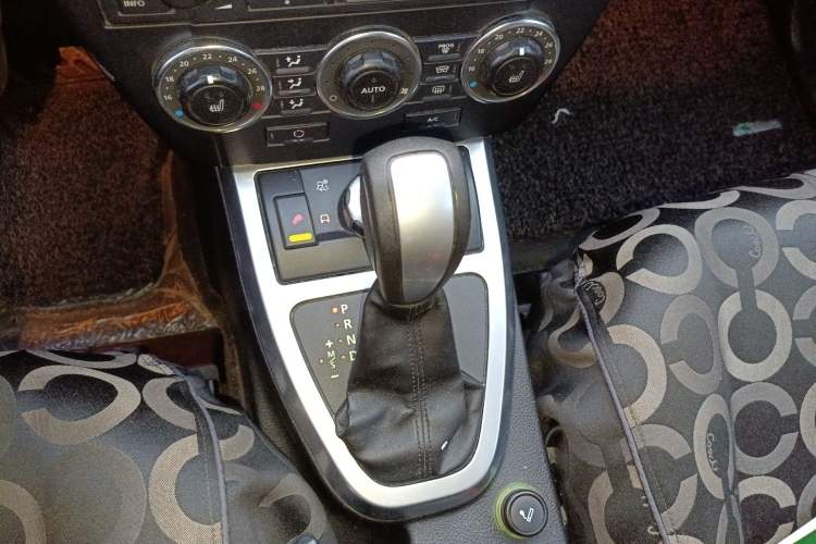 Used Land Rover Freelander 2 2010 2.2 TD4 Automatic SE Diesel Edition Gear Lever