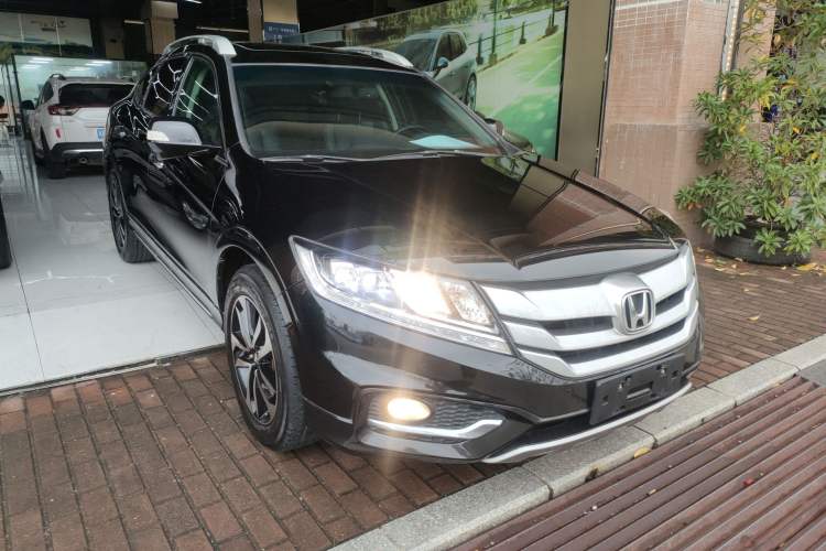 Used Honda Crosstour 2016 2.4L Luxury Edition Front Right 45 Deg