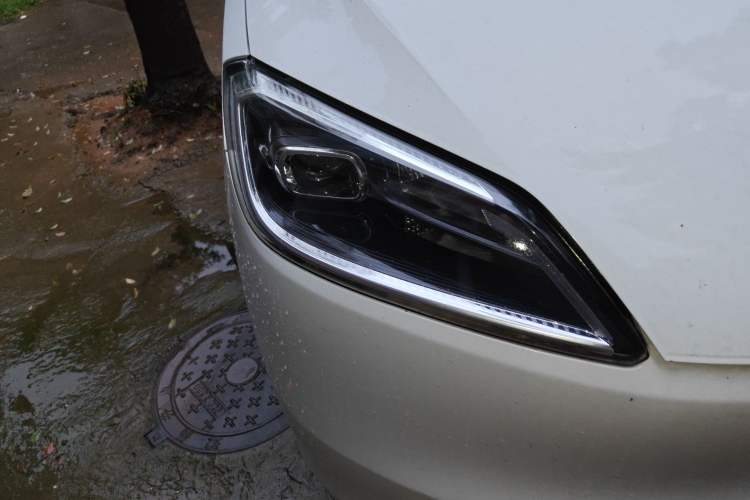 Used Wuling Hongguang New Energy 2024 All-Electric Model 300KM Standard Version Right Front Headlight