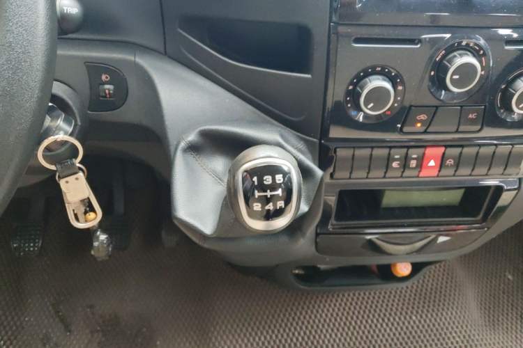 Used Iveco Eurocargo 2018 2.3T Short-Wheelbase Low-Roof Multi-Purpose Van with Side Sliding Door F1A