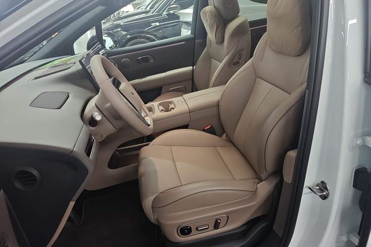 Used Li Auto i6 2025 Model Two-Wheel-Drive Standard Type
