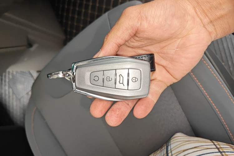 Used Farizon Super VAN 2025 Model, Zhifu Edition, Mid-axle High-roof, 68 kWh, Zhixin Vehicle Key