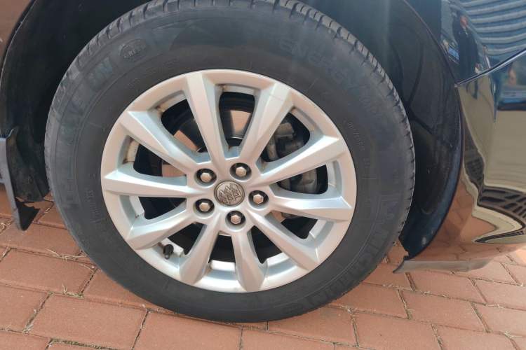 Used Buick GT 2012 GT 1.6L Automatic Comfort Edition Right Front Wheel Hub