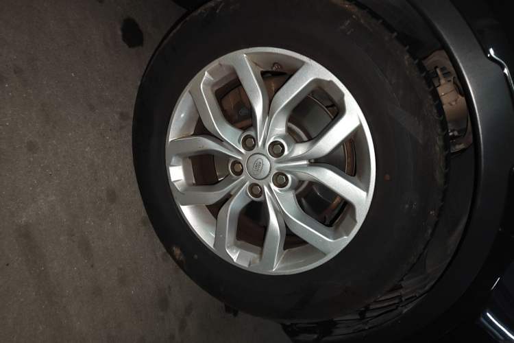 Used Land Rover Discovery 2017 3.0 SC V6 SE Right Front Wheel Hub