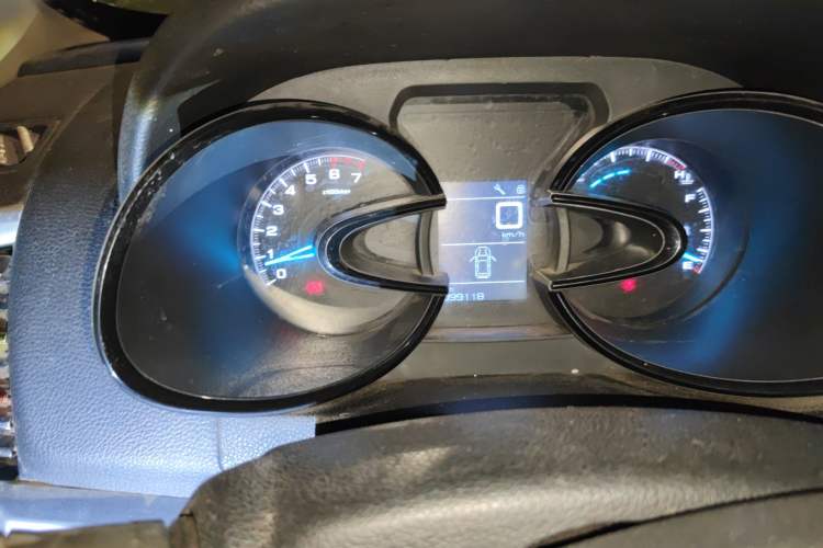 Used Dongfeng Aeolus AX7 2015 2.0L Manual Zhiyi Trim
