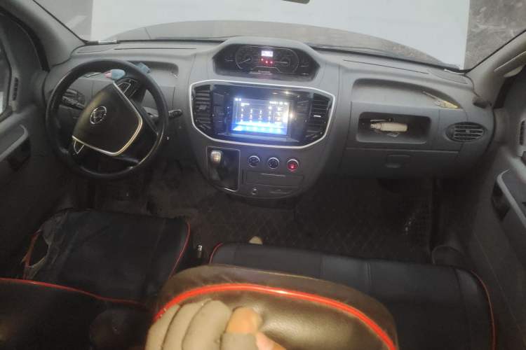 Used SAIC MAXUS Xintu V80 2021 2.0T Manual Classic Aoyuntong Short Wheelbase Ultra-Low Roof 5/6-Seater Center Console