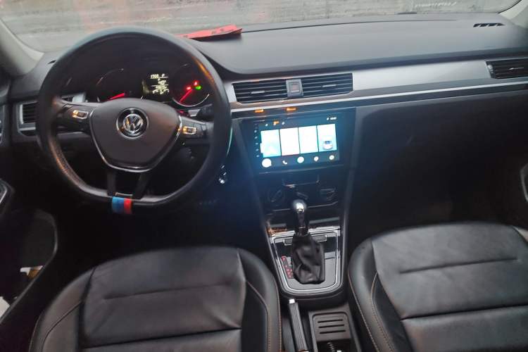 Used Volkswagen Bora 2018 1.5L Automatic Comfort Model Center Console