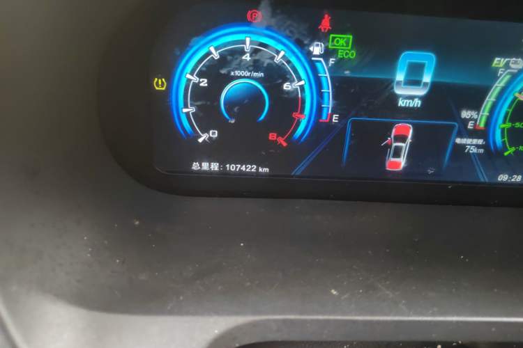 Used BYD Tang New Energy 2017 2.0T All-Wheel Drive Hyatt Model Odometer Close Up