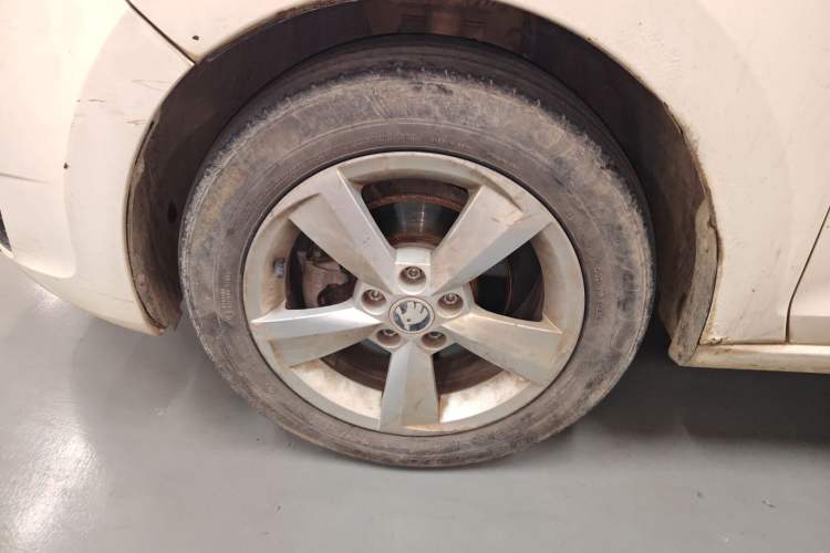 Used Skoda Rapid Spaceback 2014 1.6L Automatic Enjoyment Edition Left Front Wheel Hub