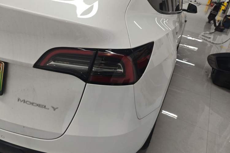 Used Tesla Model Y 2023 Long-Range All-Wheel-Drive Version Right Rear Taillight