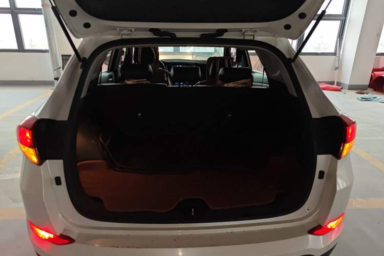 Used Hyundai Tucson 2015 1.6T Dual-Clutch Two-Wheel-Drive Smart Model Trunk