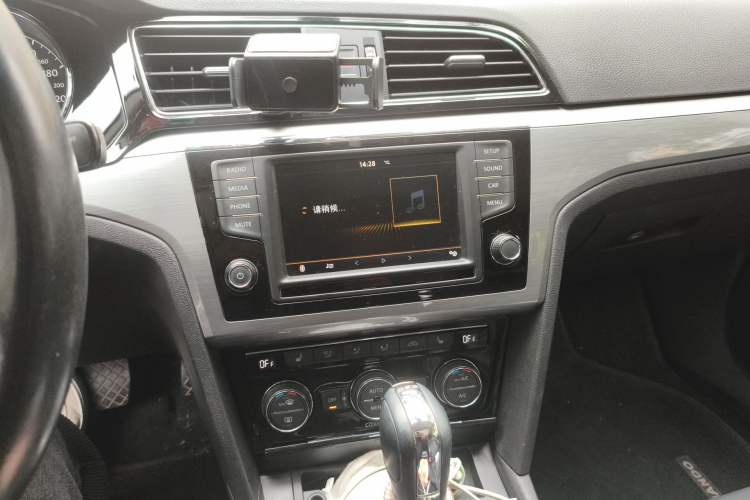 Used Volkswagen Lamando 2017 280TSI DSG Luxury Edition Audio And AC Panel