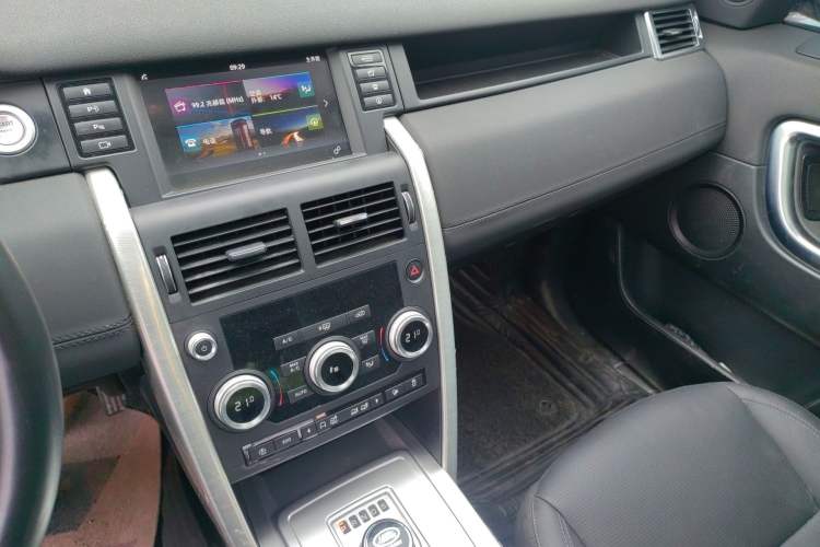 Used Land Rover Discovery Sport 2019 240 PS SE Version China V Standard Audio And AC Panel