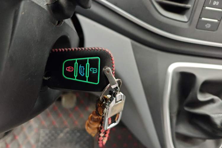 Used SAIC MAXUS Xintu V80 2021 2.0T PLUS Manual All-Around King Short Wheelbase Mid-Roof Variant—5/6/7/8/9-Seater