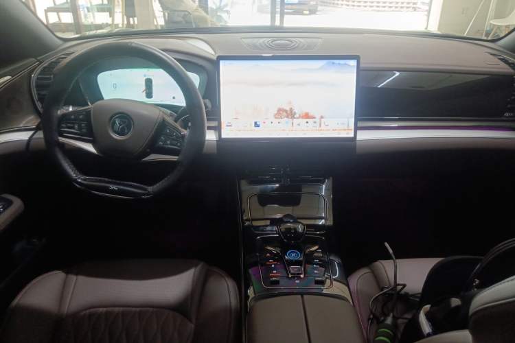 Used BYD Han 2024 EV Glory Edition 506KM Front-Wheel-Drive Premium Model Center Console