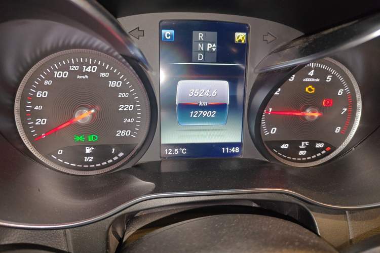 Used Mercedes-Benz GLC 2019 GLC 260 L 4MATIC Dynamic Model Odometer Close Up