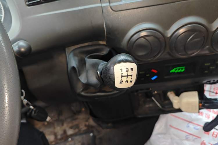 Used Iveco Power Daily 2013 2.8T-V36 Box Truck Gear Lever