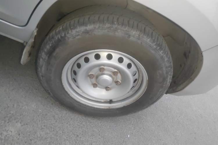 Used Wuling Rongguang New Truck 2023 1.5L Double-Cab Extended Version Base Model LAR Right Front Wheel Hub