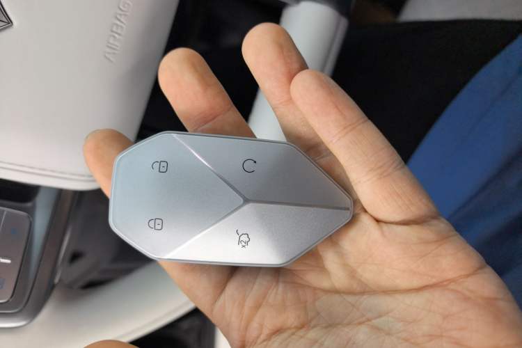 Used Formula Leopard Titanium 3 2025 501KM All-Wheel Drive Intelligent Driving Ultra Version Vehicle Key