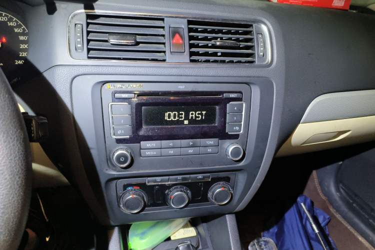 Used Volkswagen Sagitar 2012 1.6L Automatic Comfort Edition Audio And AC Panel