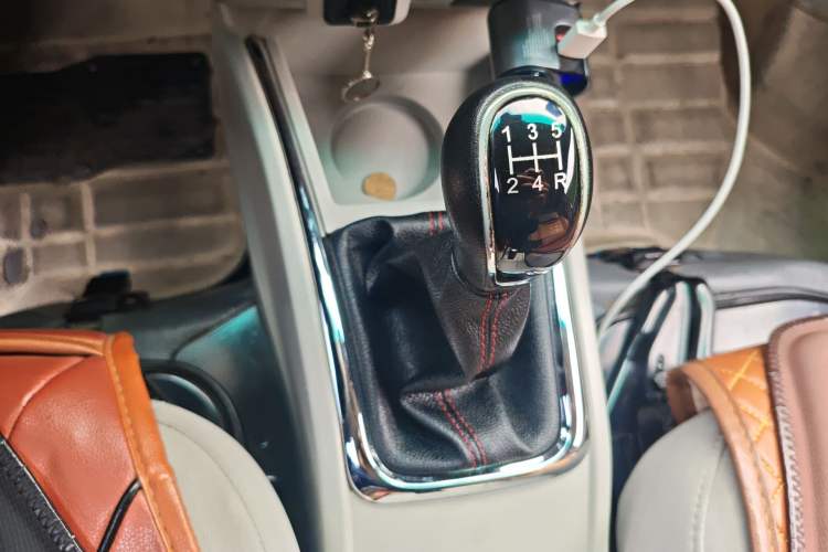 Used Jinbei New Hiace X30L 2019 1.5L Van Business Edition China VI SWC15M Gear Lever