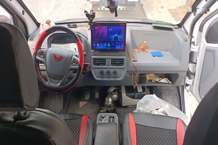 Used Wuling Yangguang 2025 Model 400km Bus Edition—Comfort Edition Center Console