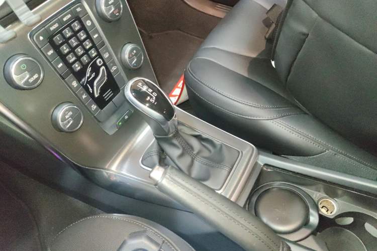 Used Volvo V40 2015 1.6T Zhiyi Edition
