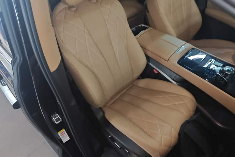 Used Denza D9 2025 DM-i Intelligent Drive 1020 Four-Wheel Drive Flagship Model