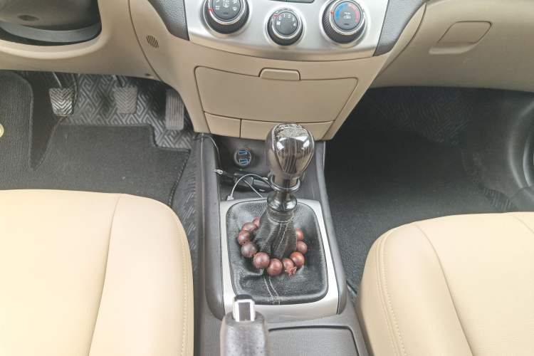 Used Hyundai Celesta 2015 1.6L Manual Comfort Model Gear Lever