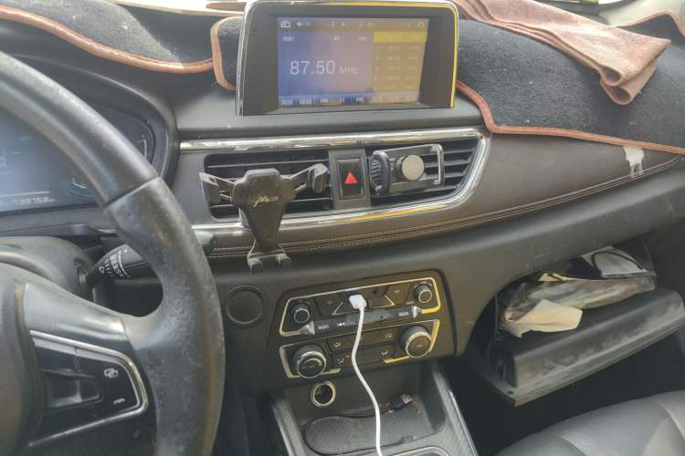 Used Dongfeng Fengon 370 2018 S370 1.5L Manual Luxury 5-Seater Audio And AC Panel