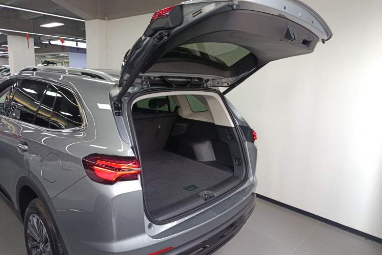 Used Buick Envision 2025 Encore Plus 28T Two-Wheel-Drive Platinum Edition