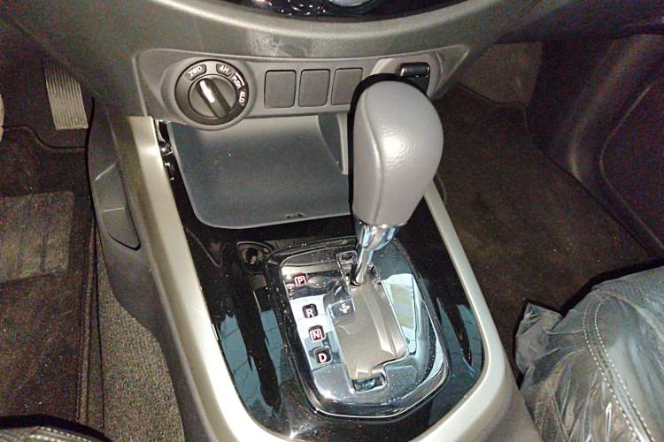 Used Nissan Navara 2024 2.5L Automatic 4x4 Road Edition Prestige Version Gear Lever