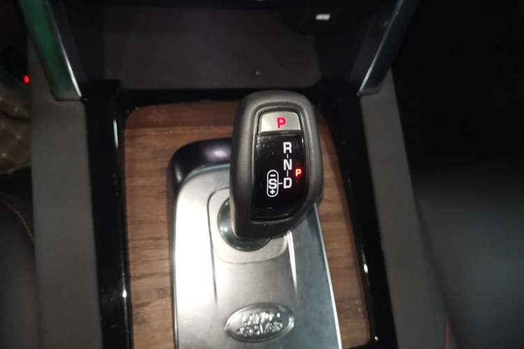 Used Land Rover Discovery Sport 2020 249 PS R-Dynamic Performance Tech Edition 5 Seats Gear Lever