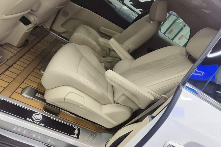 Used Buick GL8 2023 Facelifted Land Cruiser Executive Luxury Version Left Rear Seat