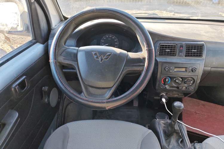 Used Wuling Rongguang 2019 1.5L Extended-Body Van Base Model with 5 Seats Steering Wheel