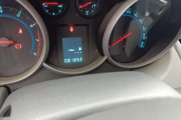 Used Chevrolet Cruze 2013 1.6L SL MT Odometer Close Up