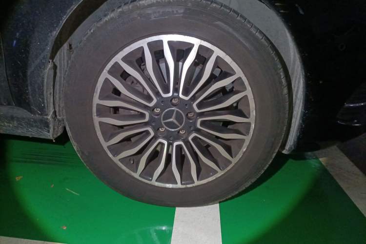 Used Mercedes-Benz V-Class 2017 V 260 L Prestige Extended Edition Right Front Wheel Hub