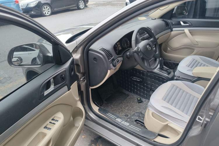 Used Skoda Octavia 2015 Classic Model 1.6L Automatic Yijie Version Driver Seat