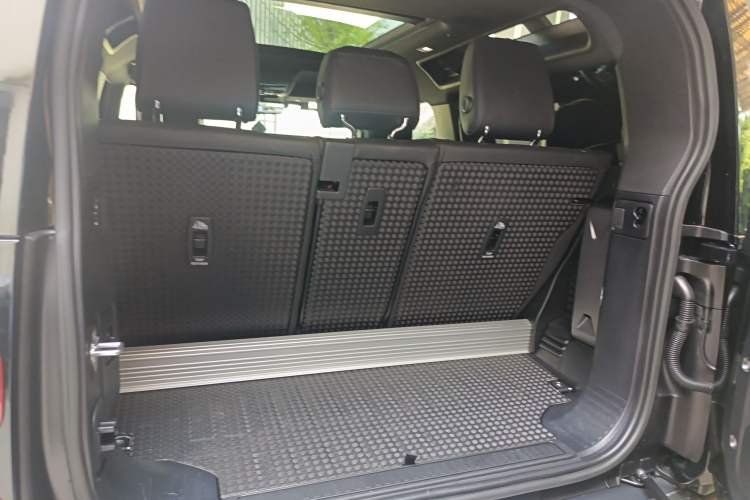 Used Land Rover Defender 2023 90 2.0T P300 X-DYNAMIC HSE
