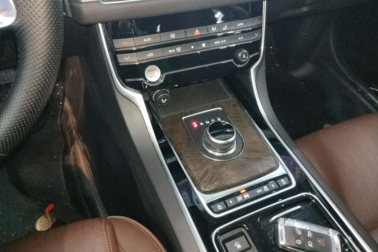 Used Jaguar XFL 2019 XFL 2.0T 250 PS Two-Wheel-Drive Luxury Edition