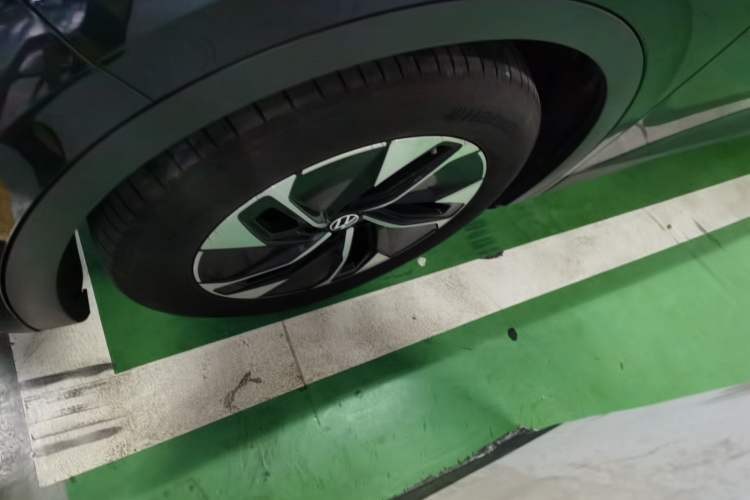 Used Volkswagen ID.4 CROZZ 2025 Pure Edition Left Front Wheel Hub