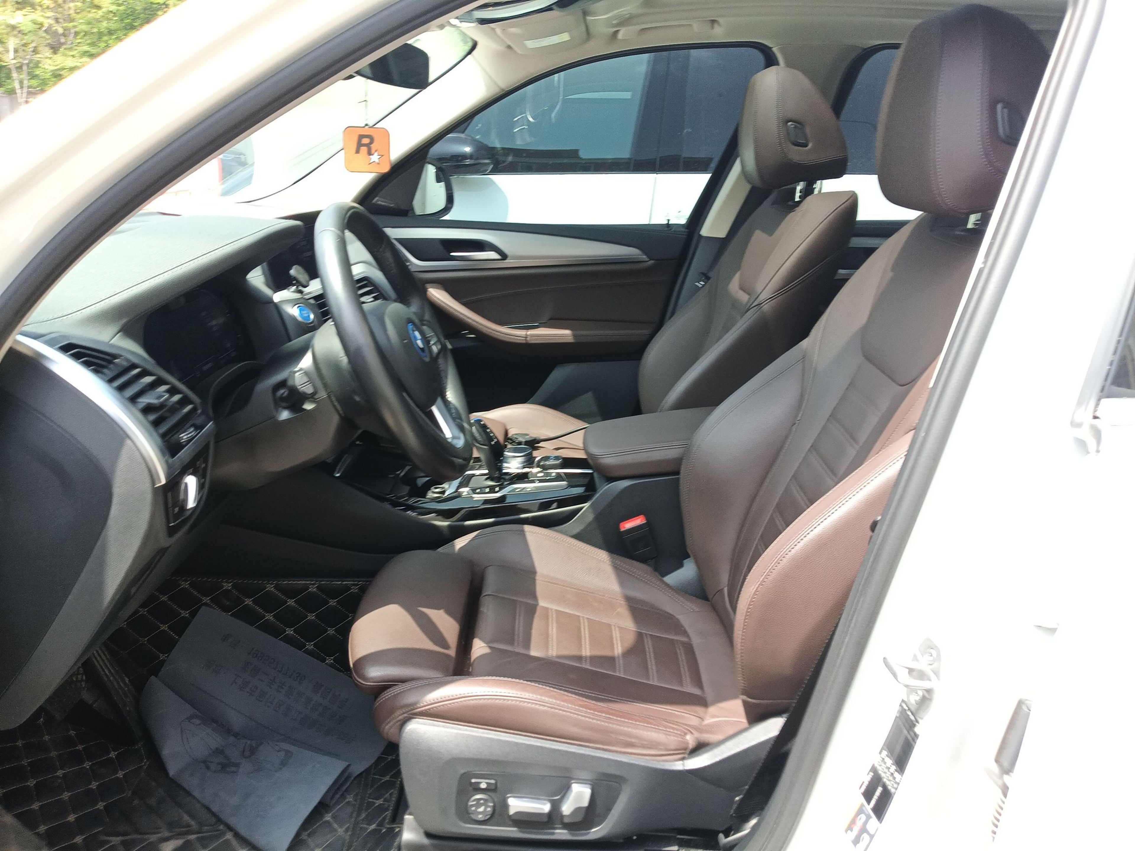 Переднее сиденье в автомобиле