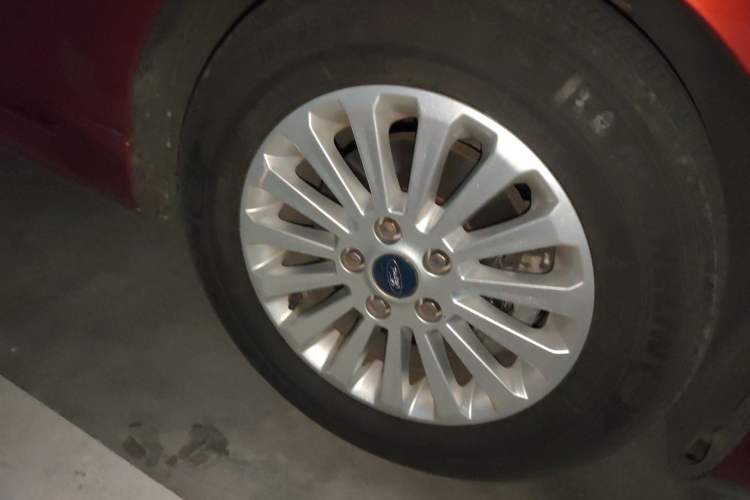 Used Ford Focus 2013 Hatchback Classic 1.8L Automatic Fashion Edition Right Front Wheel Hub