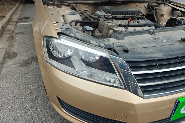 Used Volkswagen Lavida 2013 1.6L Automatic Fashion Edition Right Front Headlight