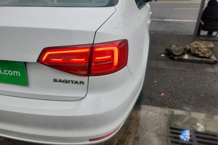 Used Volkswagen Sagitar 2015 1.6L Manual Comfort Model Right Rear Taillight