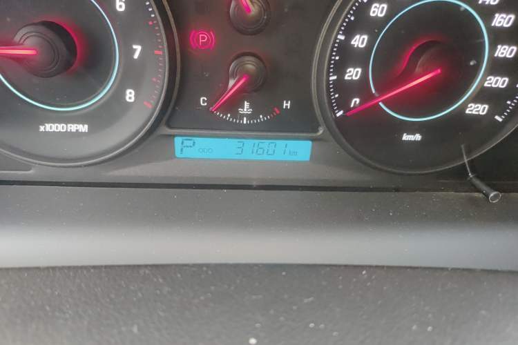 Used Chevrolet Captiva 2014 2.4L 4x4 Flagship Edition 7 Seats Odometer Close Up